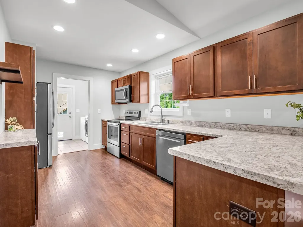 18 Old Chapman Place Leicester NC 28748
