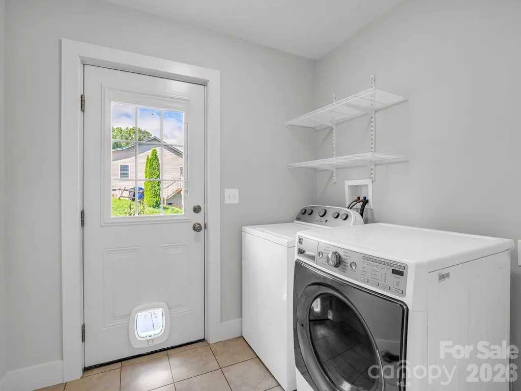 18 Old Chapman Place Leicester NC 28748