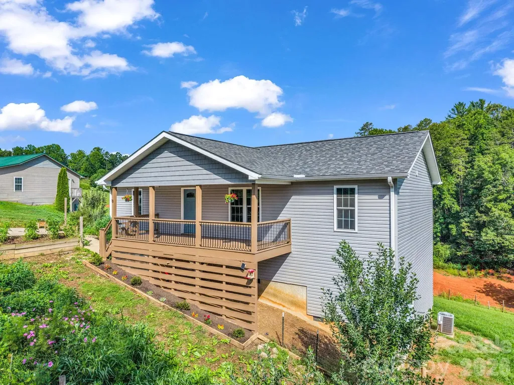 18 Old Chapman Place Leicester NC 28748
