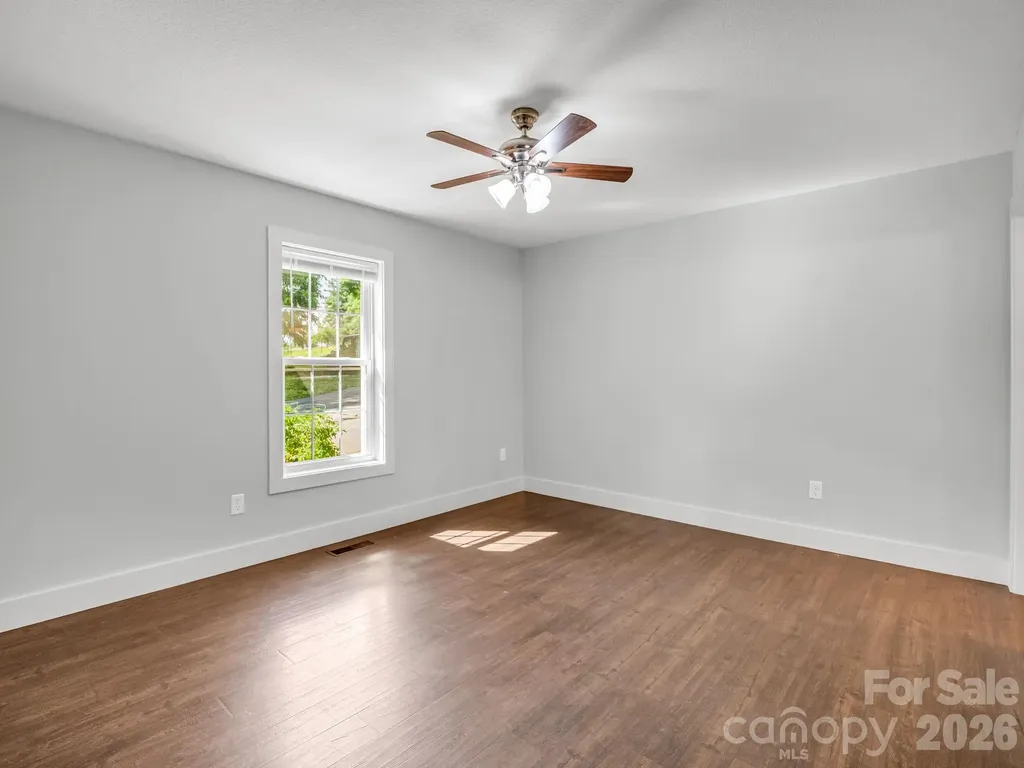18 Old Chapman Place Leicester NC 28748