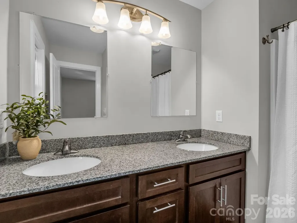 18 Old Chapman Place Leicester NC 28748