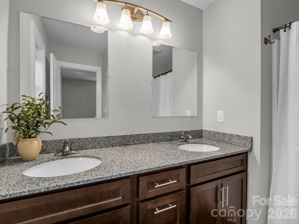 18 Old Chapman Place Leicester NC 28748