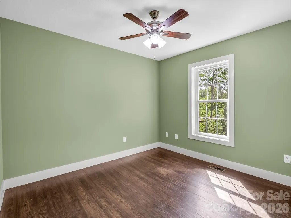 18 Old Chapman Place Leicester NC 28748