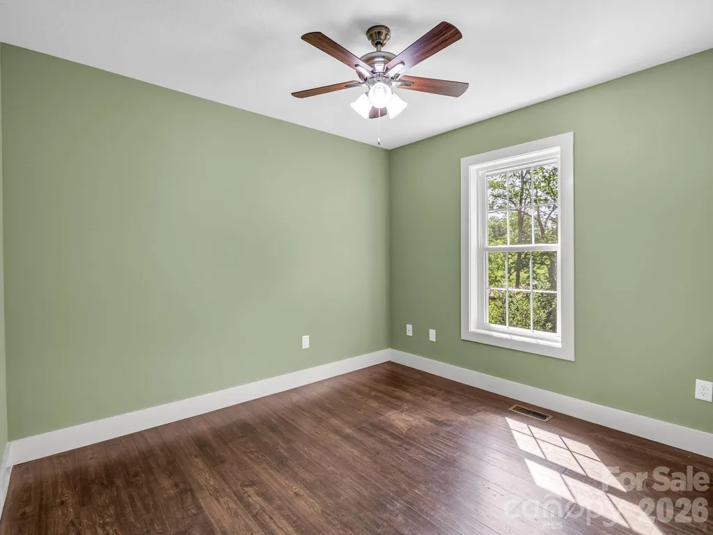 18 Old Chapman Place Leicester NC 28748