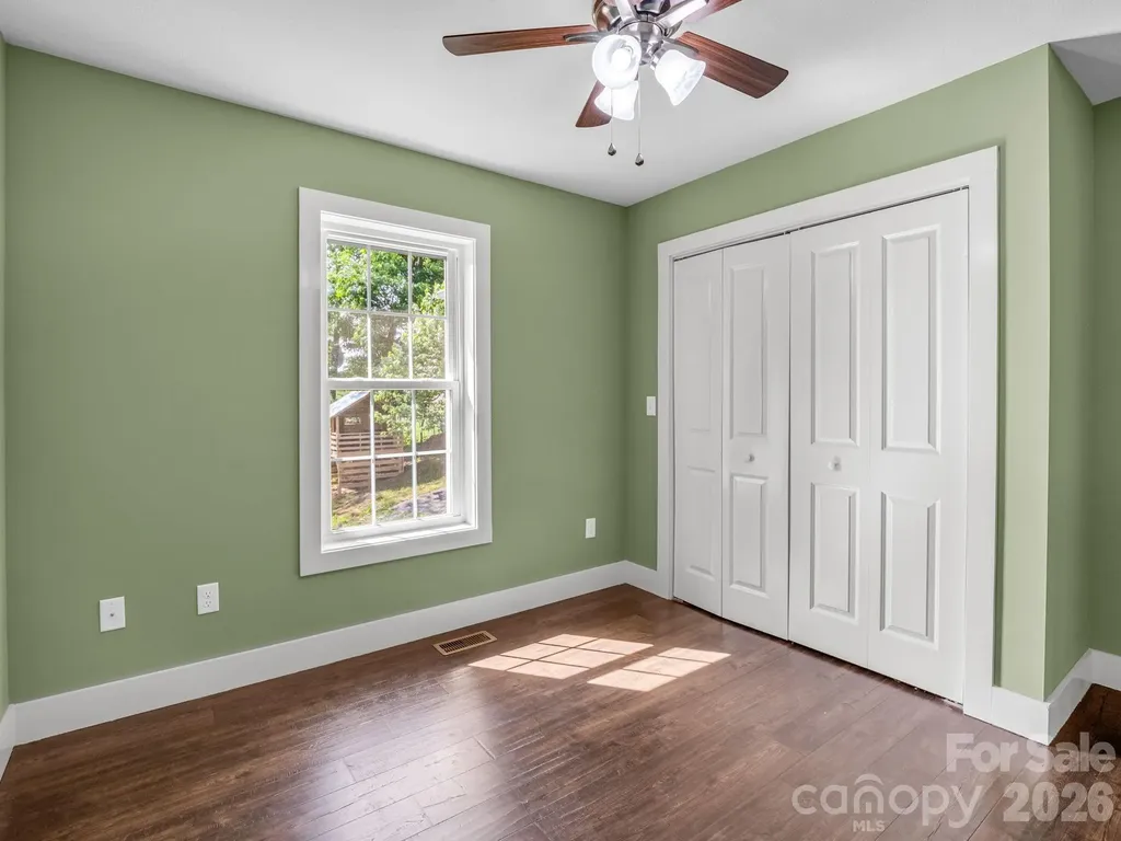 18 Old Chapman Place Leicester NC 28748