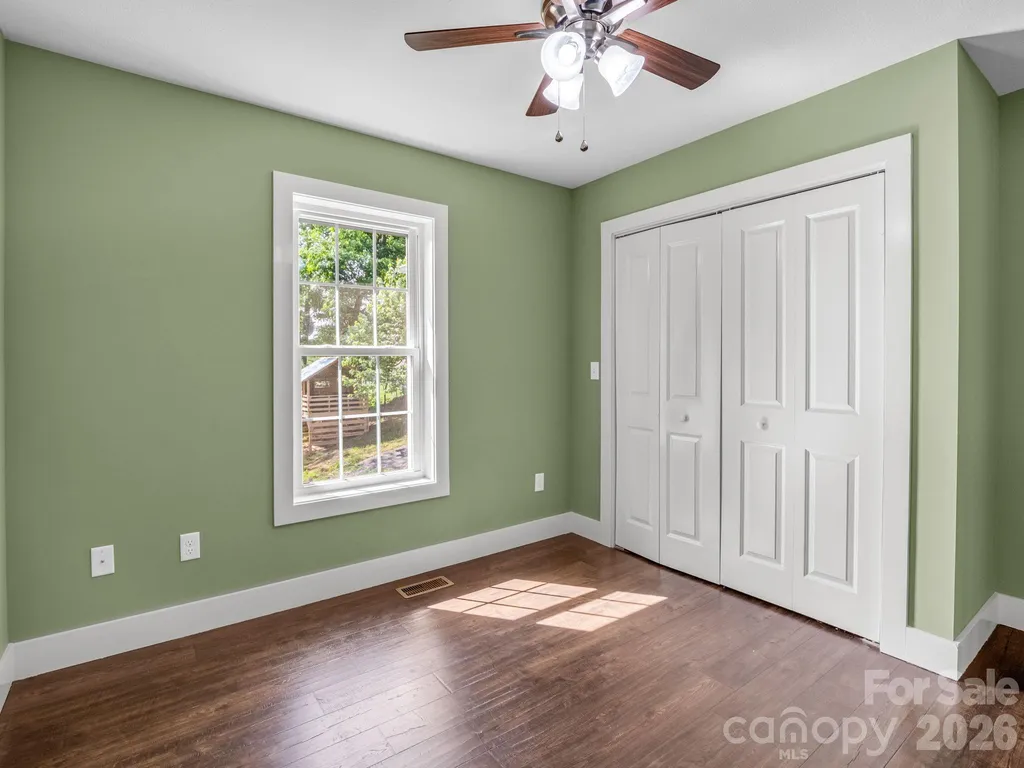 18 Old Chapman Place Leicester NC 28748