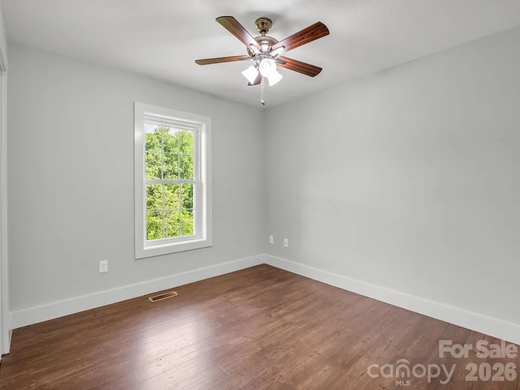 18 Old Chapman Place Leicester NC 28748