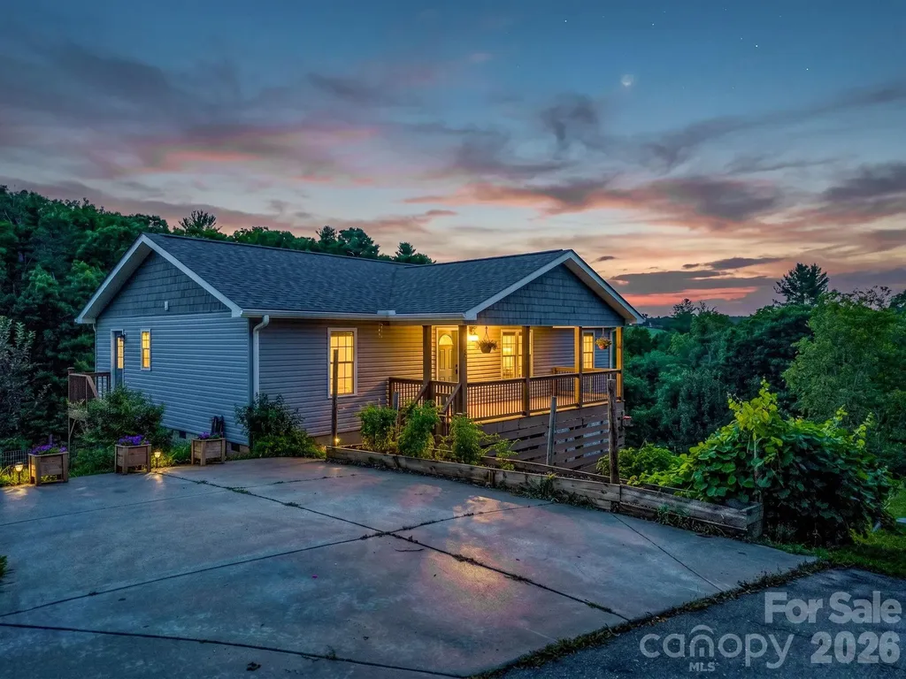 18 Old Chapman Place Leicester NC 28748