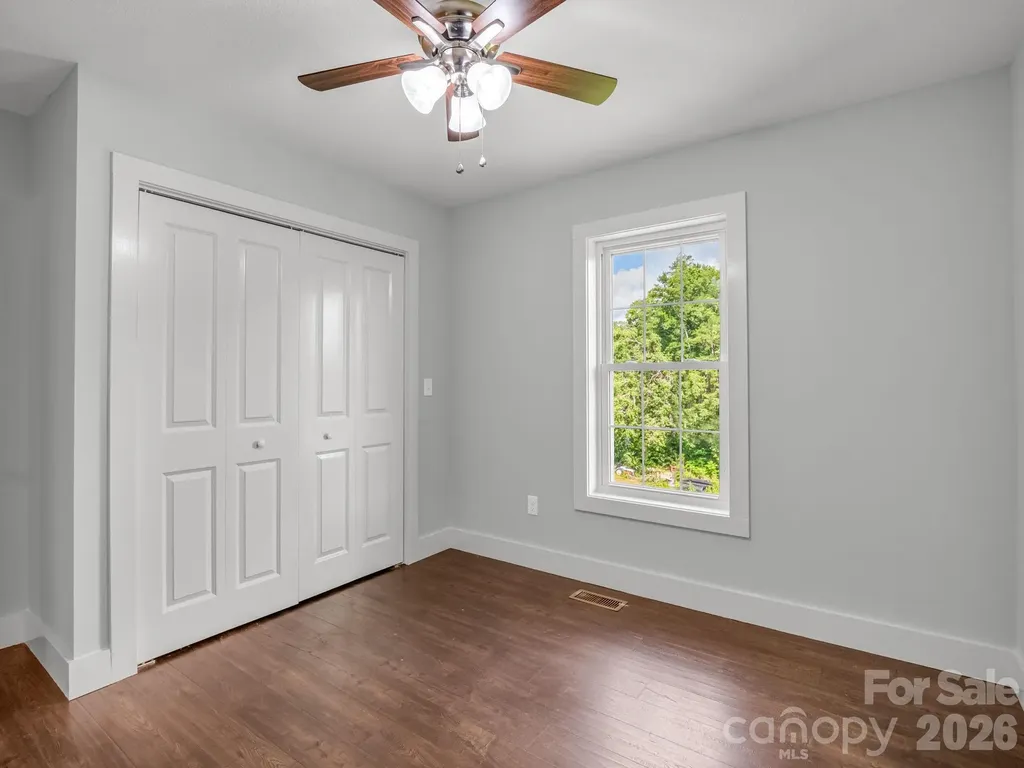 18 Old Chapman Place Leicester NC 28748