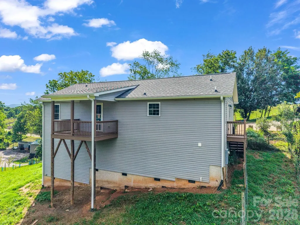 18 Old Chapman Place Leicester NC 28748