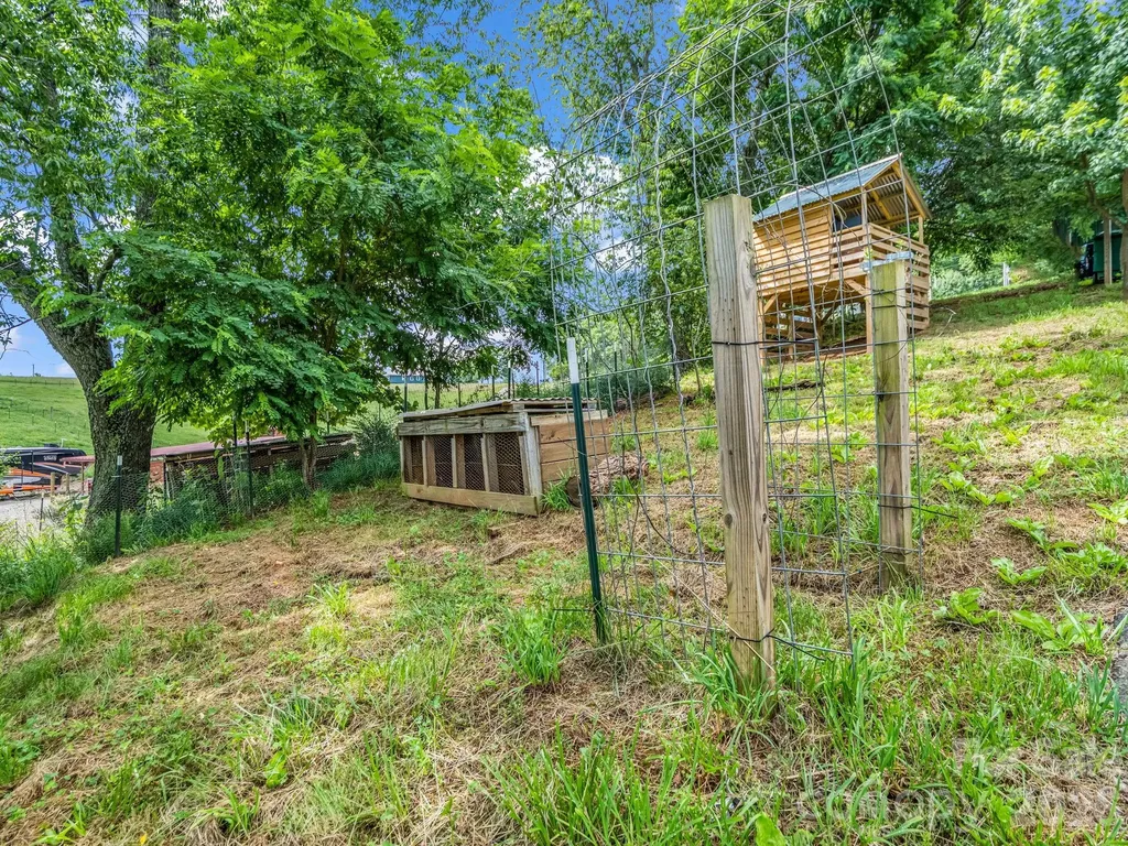 18 Old Chapman Place Leicester NC 28748