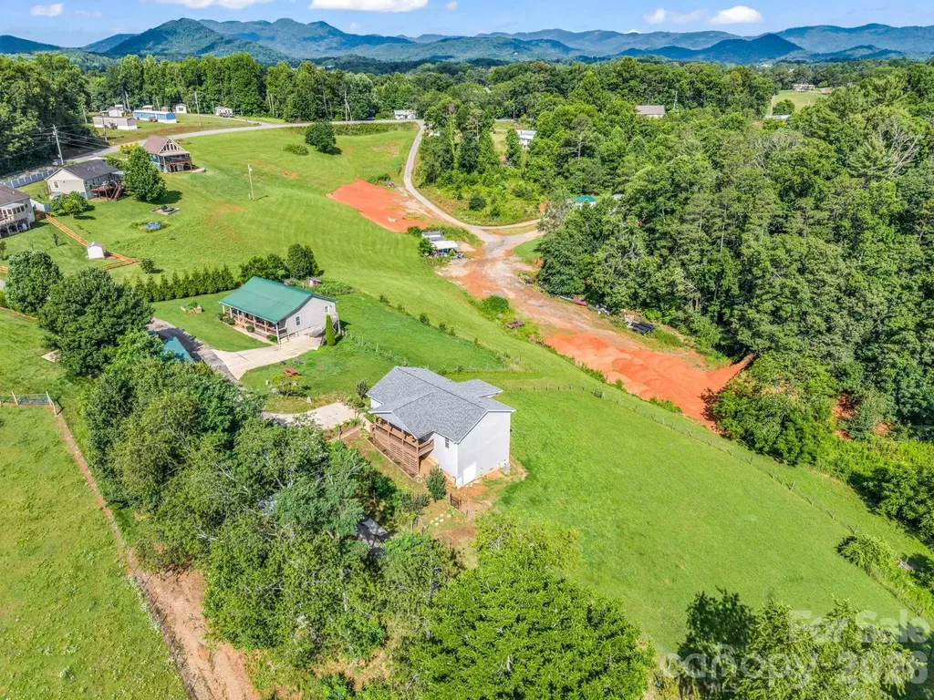 18 Old Chapman Place Leicester NC 28748