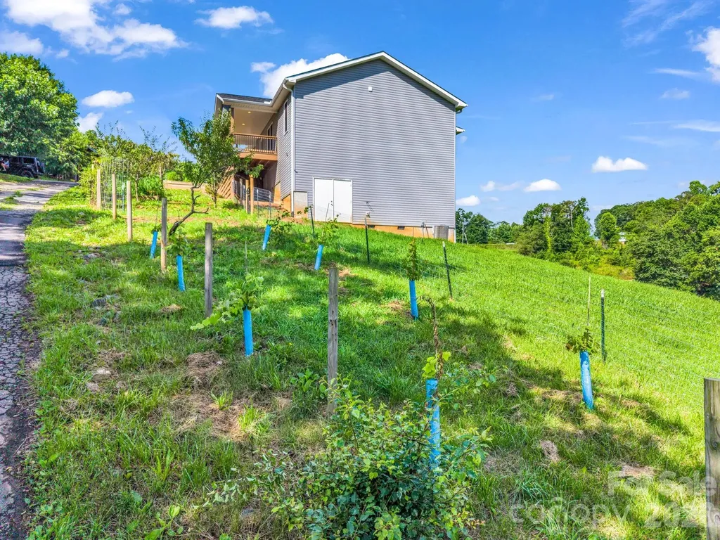 18 Old Chapman Place Leicester NC 28748