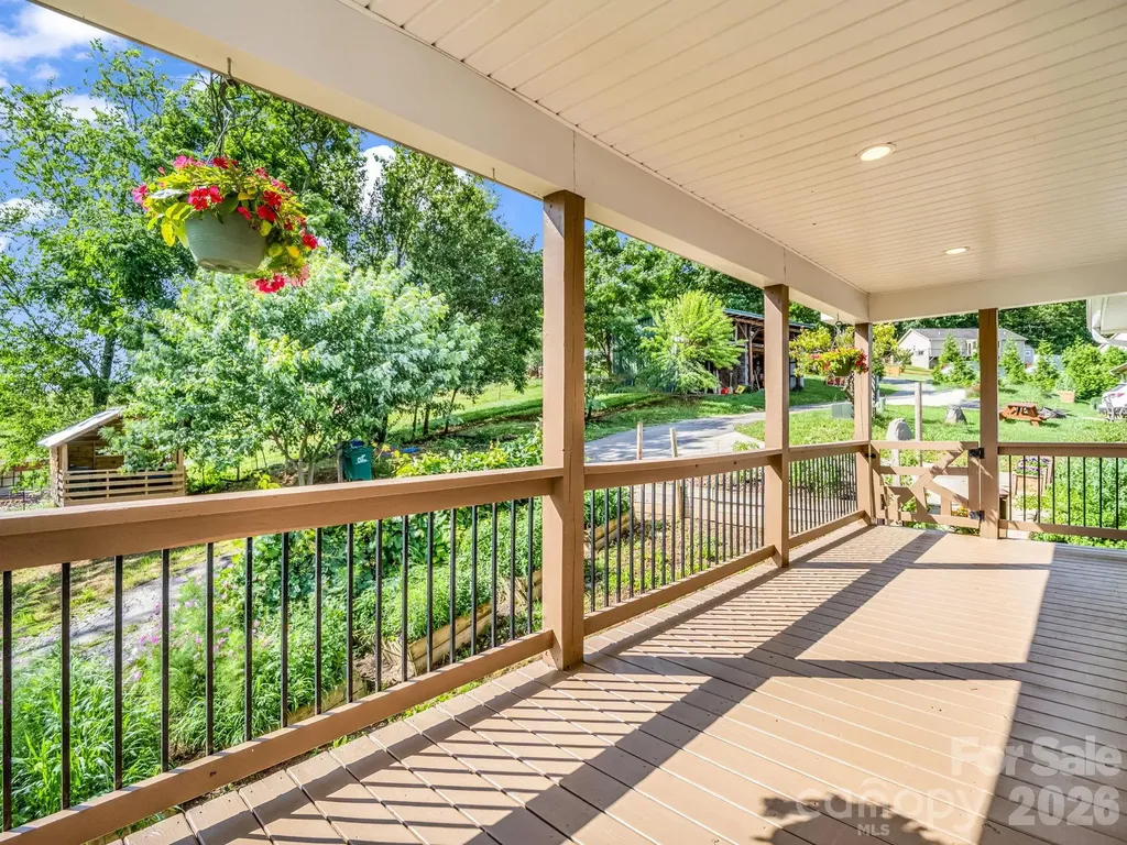 18 Old Chapman Place Leicester NC 28748