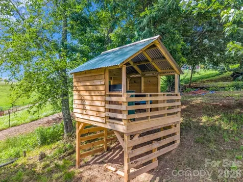 18 Old Chapman Place Leicester NC 28748