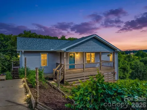 18 Old Chapman Place Leicester NC 28748