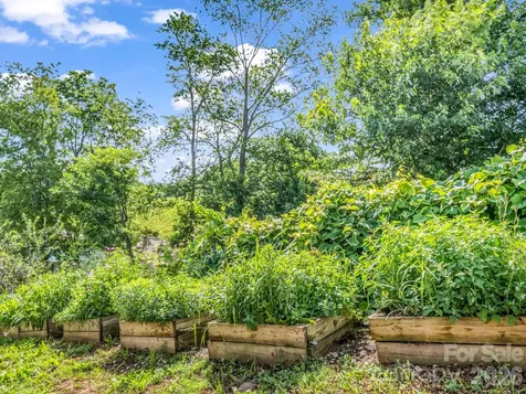18 Old Chapman Place Leicester NC 28748