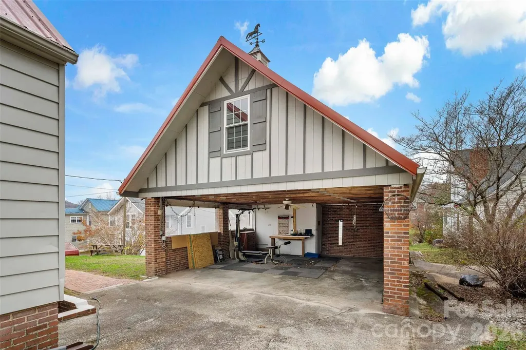 141 N Madison Street Marion NC 28752
