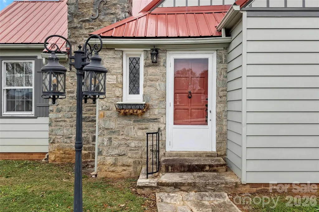 141 N Madison Street Marion NC 28752