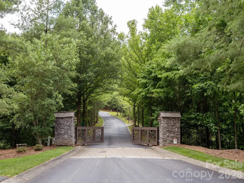 71 Yellow Wood Lane Horse Shoe NC 28742