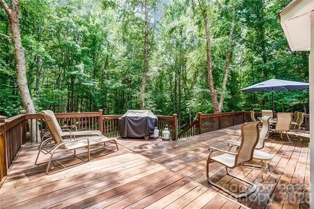 6025 Oakridge Court Matthews NC 28104