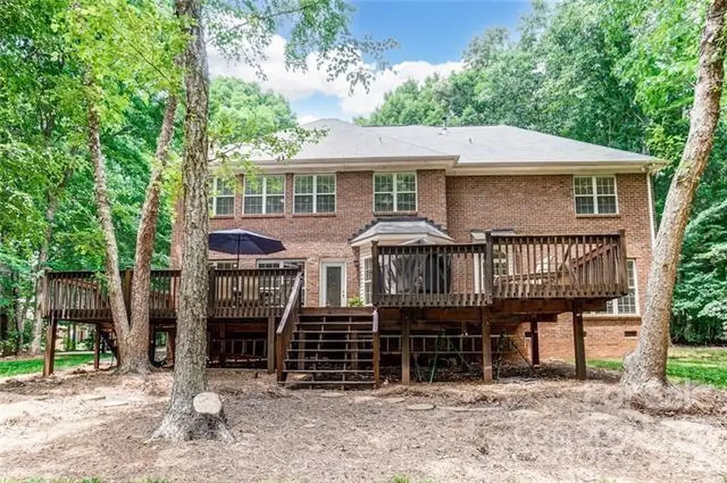 6025 Oakridge Court Matthews NC 28104