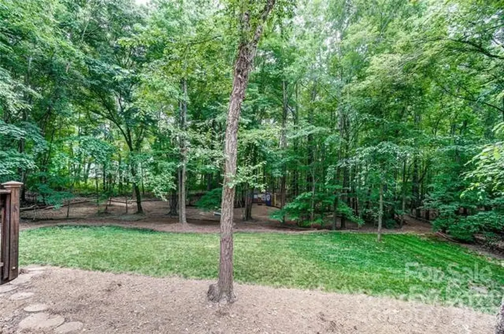 6025 Oakridge Court Matthews NC 28104