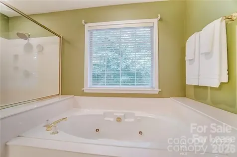 6025 Oakridge Court Matthews NC 28104