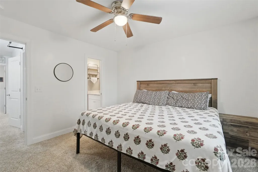 1629 Oak Leaf Drive Hickory NC 28601