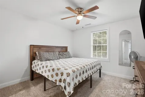 1629 Oak Leaf Drive Hickory NC 28601
