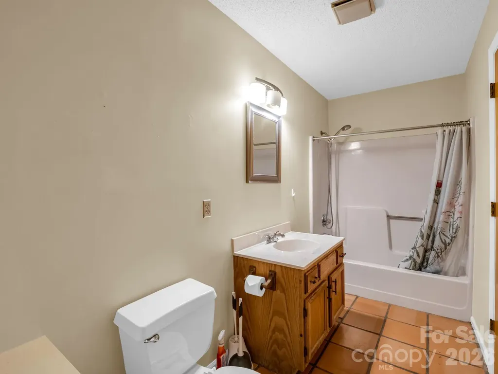 255 & 257 Crescent Street Saluda NC 28773