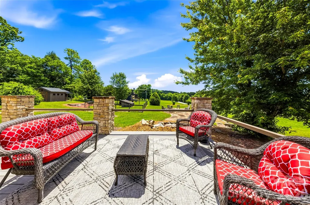 4862 Pinnacle Mountain Road Zirconia NC 28790
