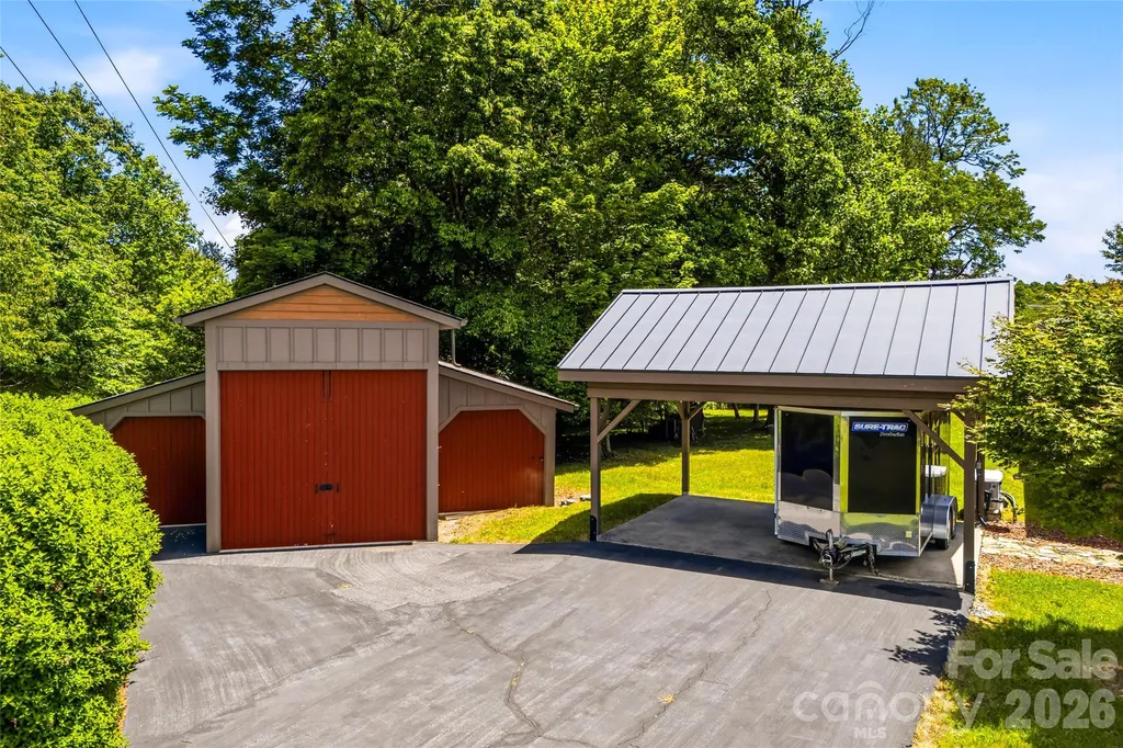 4862 Pinnacle Mountain Road Zirconia NC 28790
