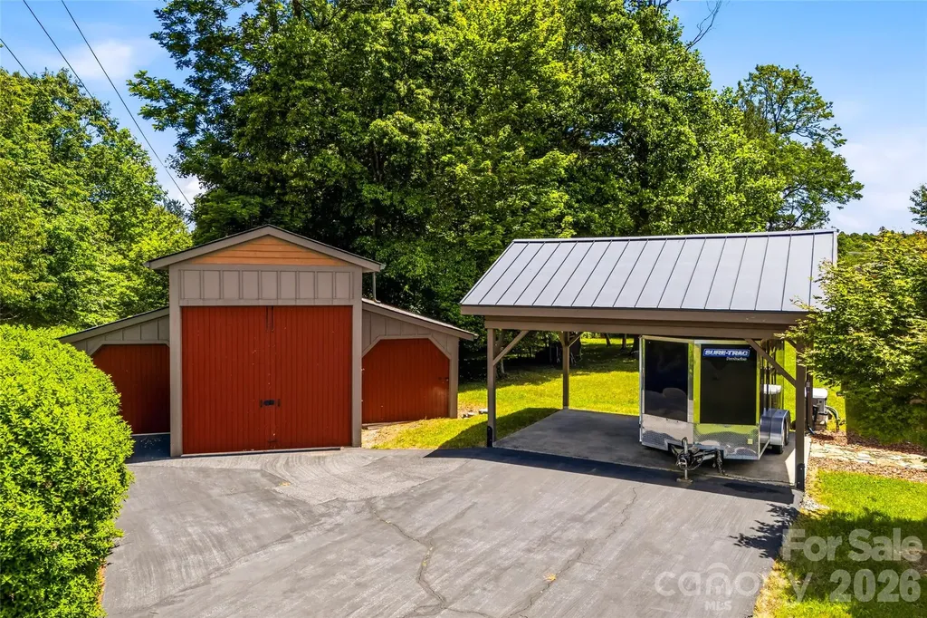 4862 Pinnacle Mountain Road Zirconia NC 28790