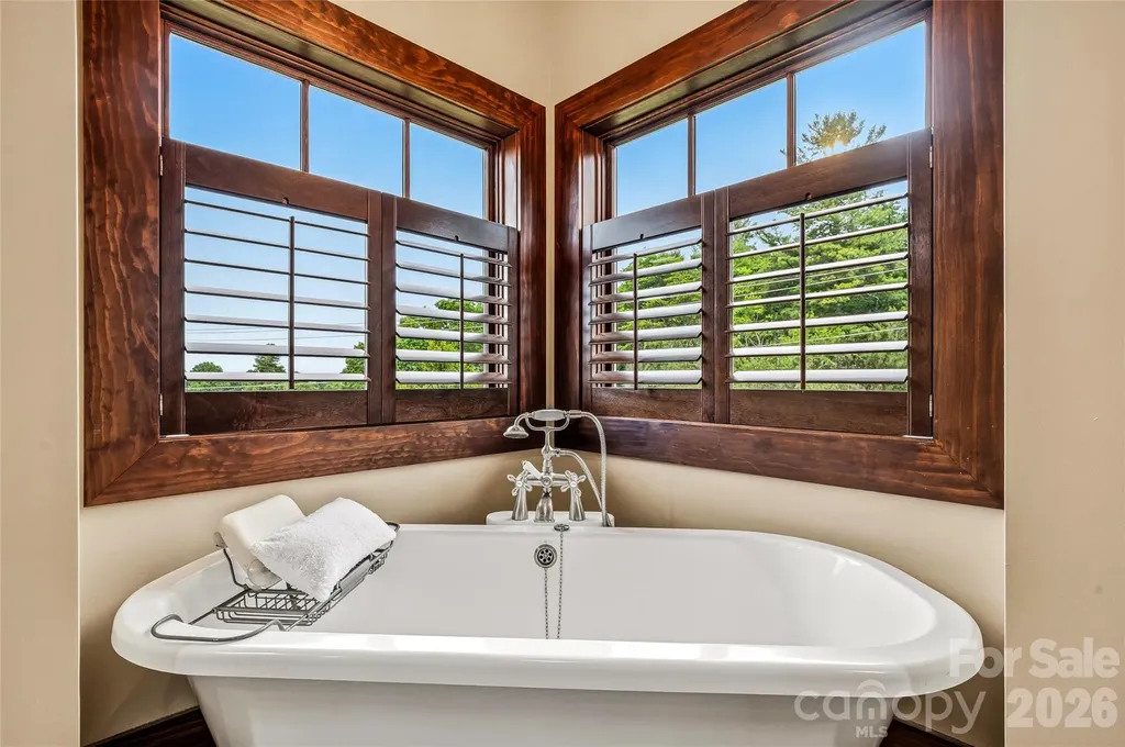 4862 Pinnacle Mountain Road Zirconia NC 28790