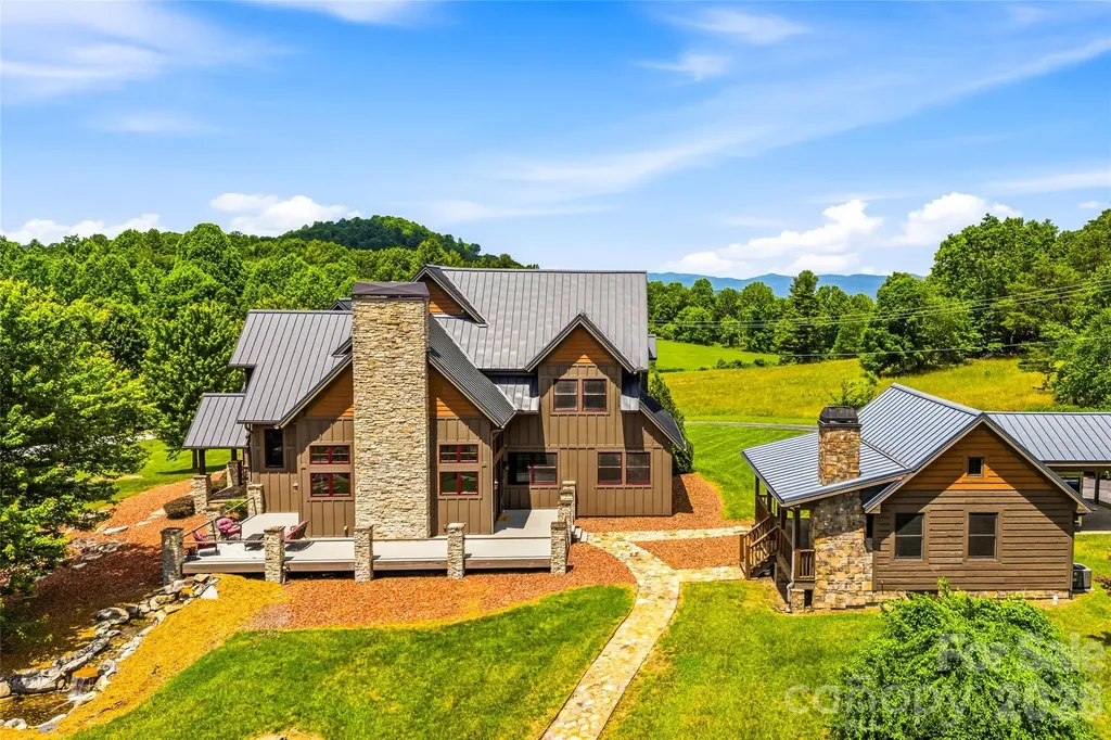 4862 Pinnacle Mountain Road Zirconia NC 28790