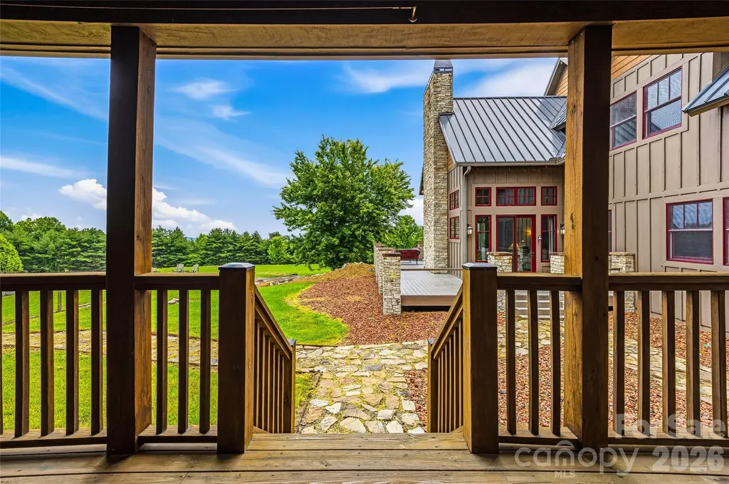4862 Pinnacle Mountain Road Zirconia NC 28790