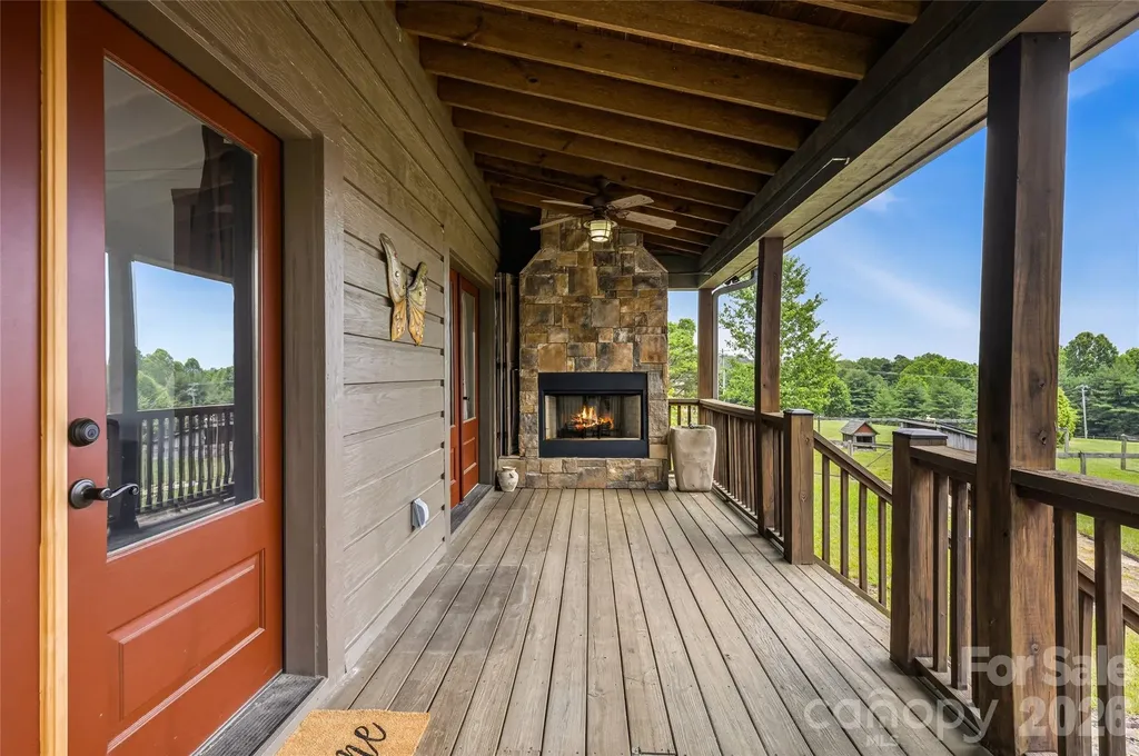 4862 Pinnacle Mountain Road Zirconia NC 28790