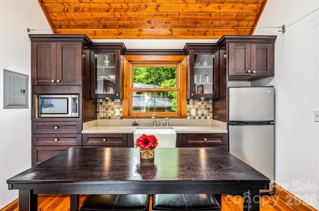 4862 Pinnacle Mountain Road Zirconia NC 28790