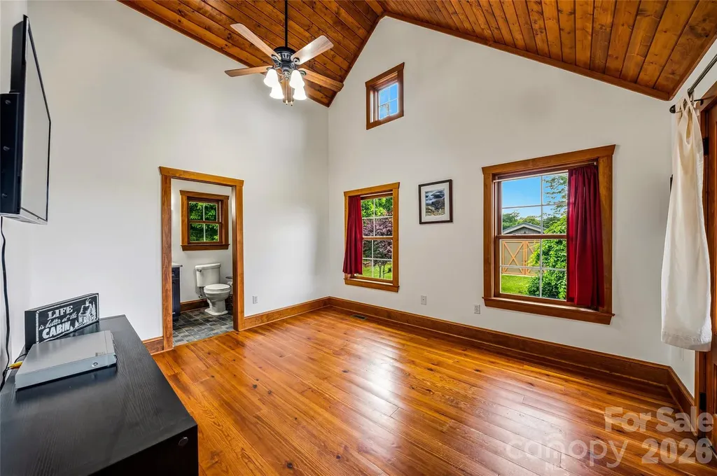 4862 Pinnacle Mountain Road Zirconia NC 28790