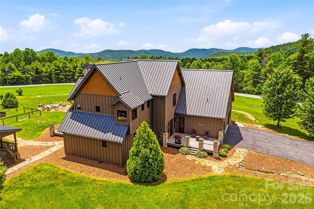 4862 Pinnacle Mountain Road Zirconia NC 28790