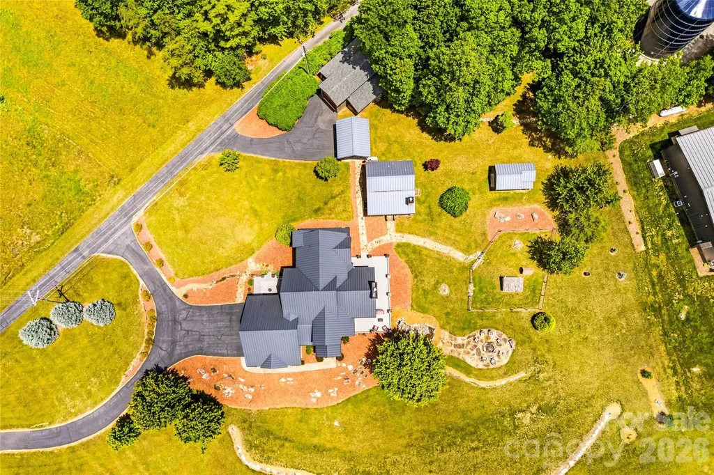 4862 Pinnacle Mountain Road Zirconia NC 28790