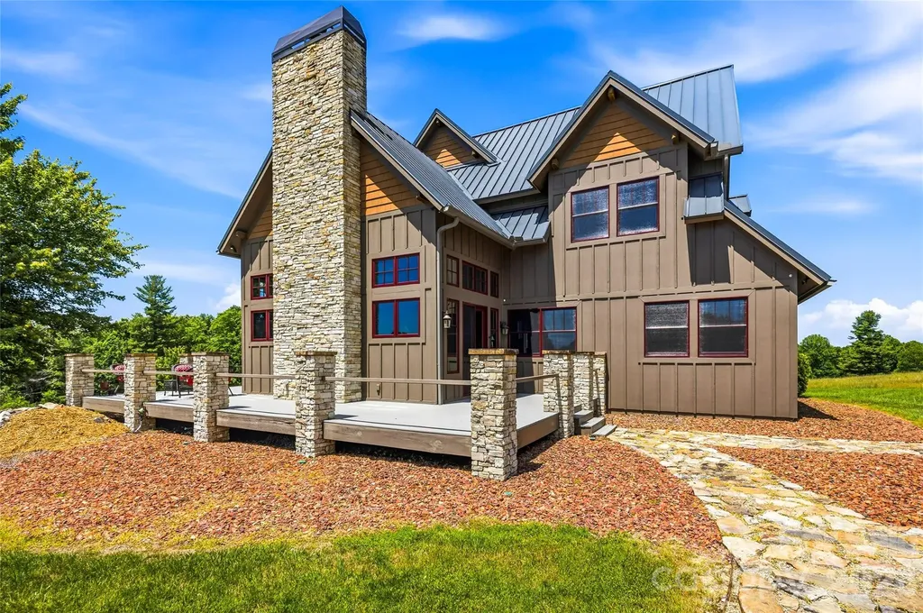 4862 Pinnacle Mountain Road Zirconia NC 28790