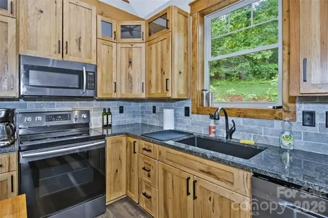 211 Wimbledon Court Leicester NC 28748