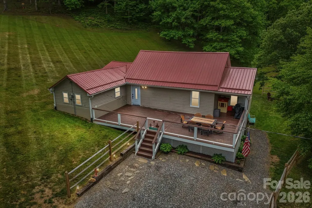 302 Battle Creek Drive Green Mountain NC 28740
