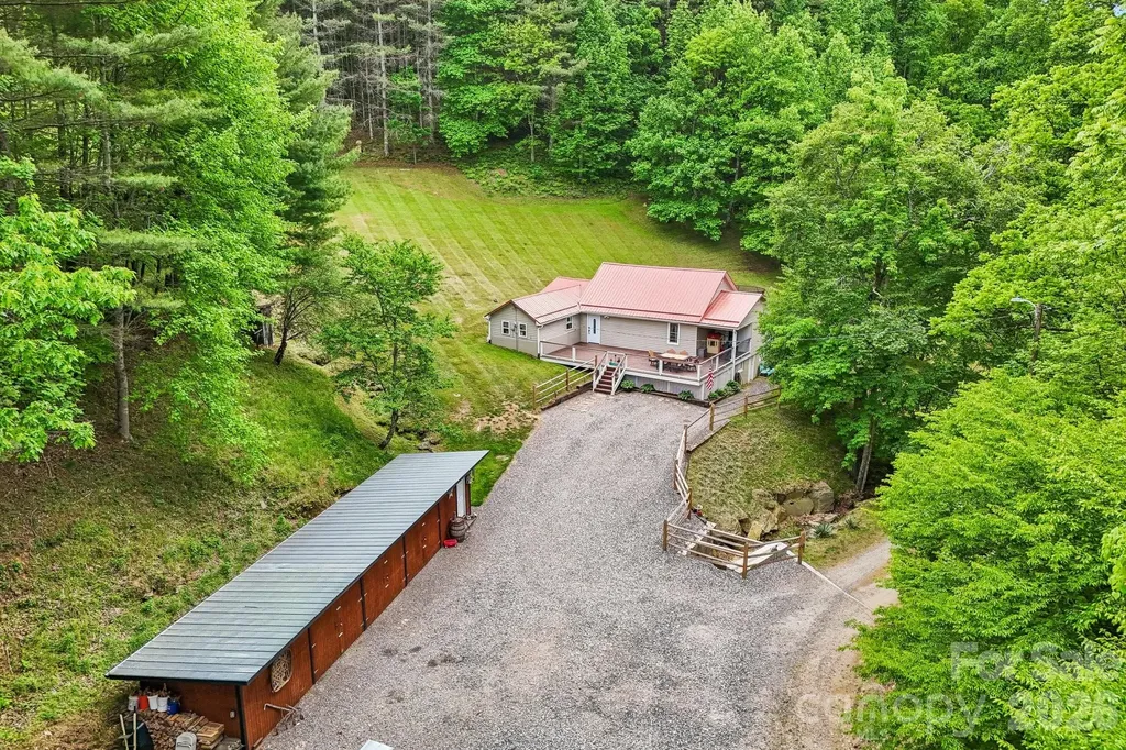 302 Battle Creek Drive Green Mountain NC 28740