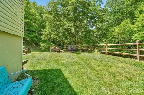 302 Battle Creek Drive Green Mountain NC 28740