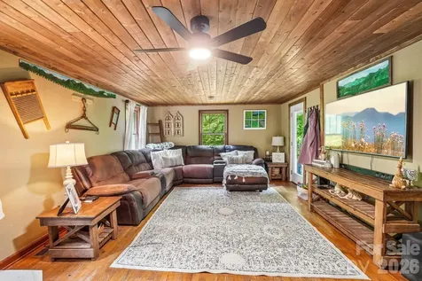 302 Battle Creek Drive Green Mountain NC 28740
