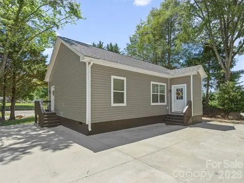 64 Drexel Road Hendersonville NC 28739