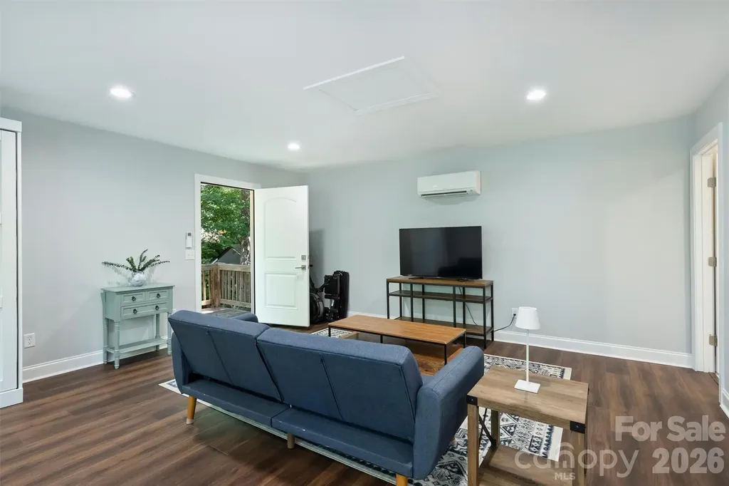 1617 Hawthorne Lane Charlotte NC 28205